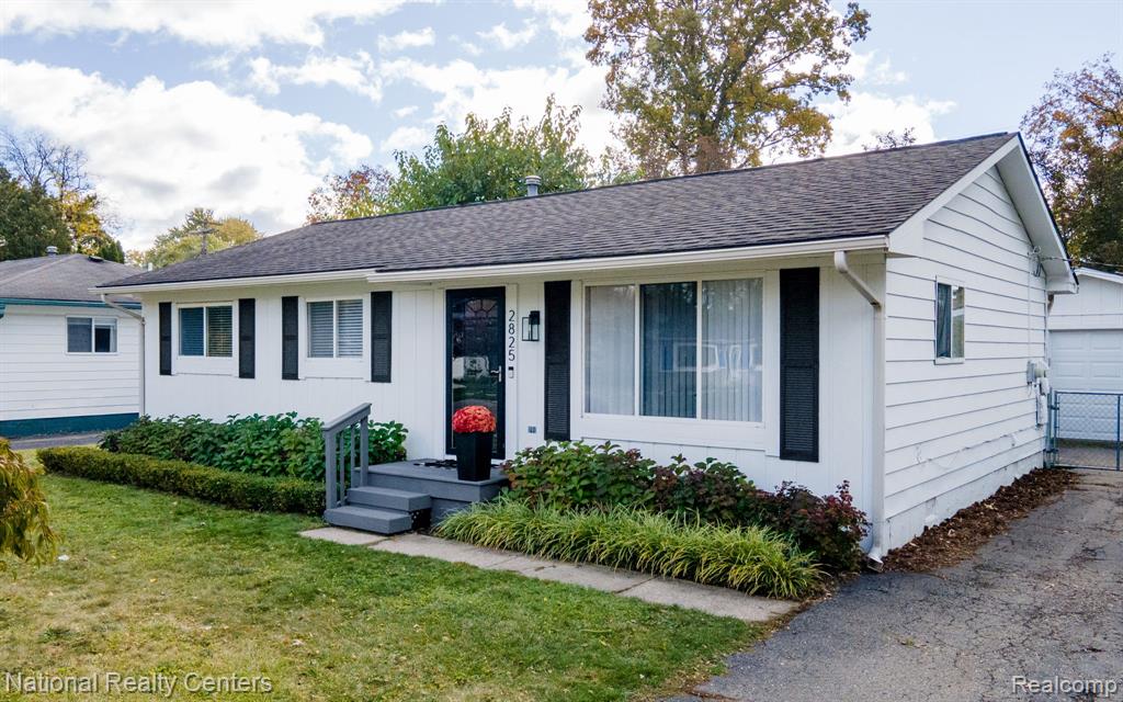 2825 Wall Street, Keego Harbor, MI 48320 — front exterior