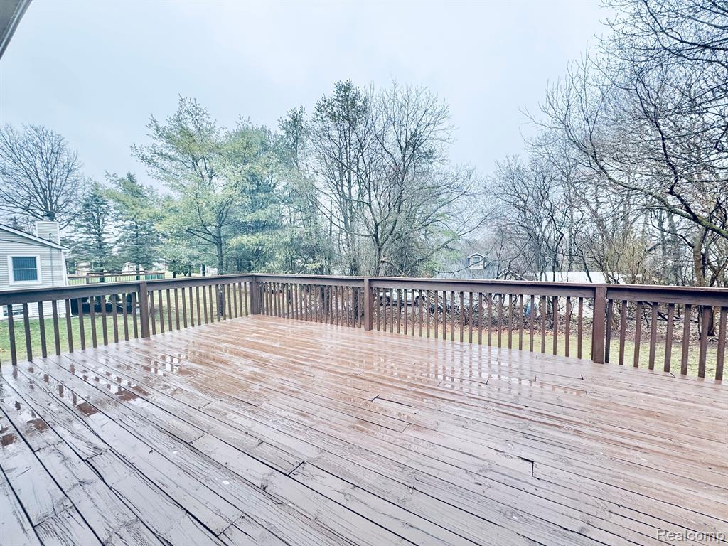 562 HALF ACRE Drive, Milford, MI 48380 — Photo 18