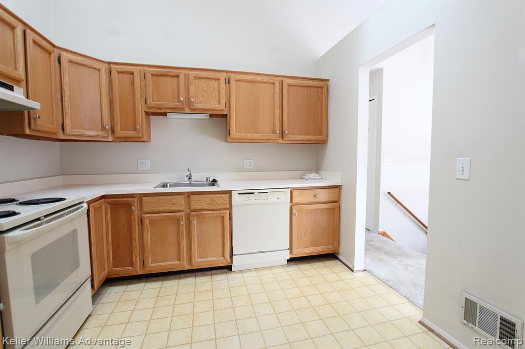22266 Pondview, Novi, MI — Photo 8