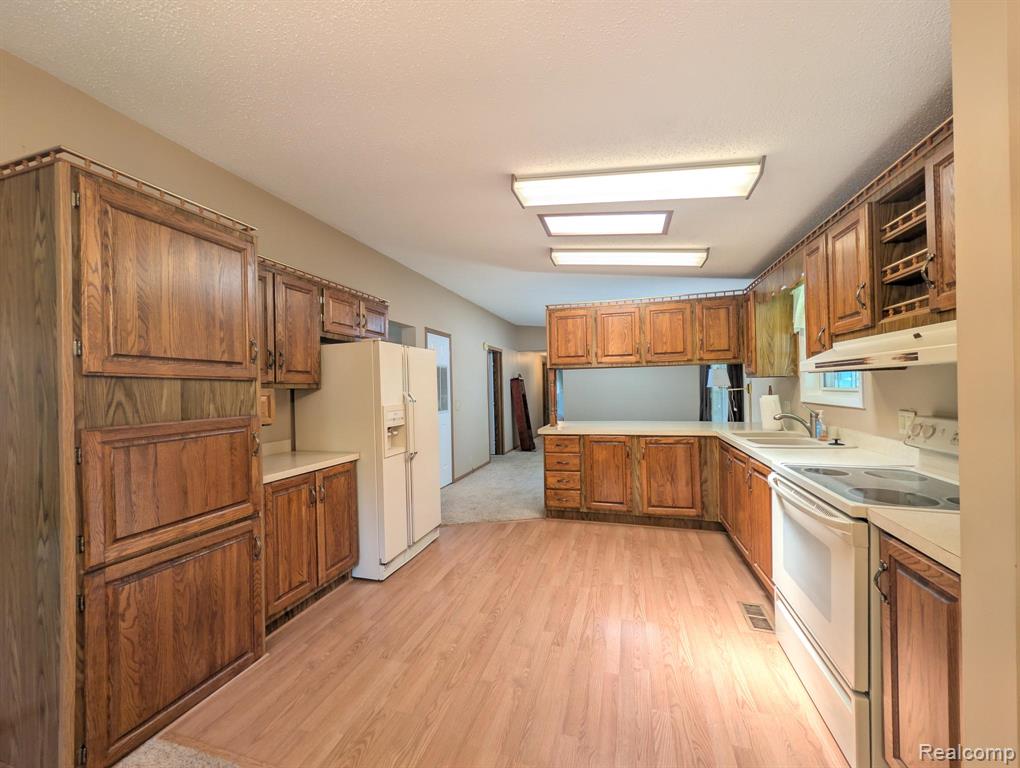 636 Park View, Clio, MI 48420 — Photo 2