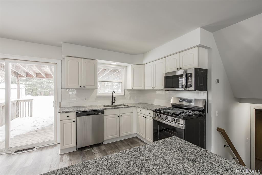 6445 Pontiac Lake Road, Waterford, MI 48327 — Photo 5