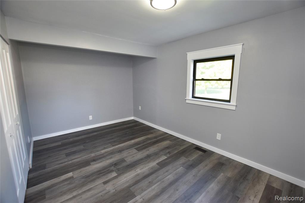 5187 Lippincott Boulevard, Burton, MI 48519 — Photo 11