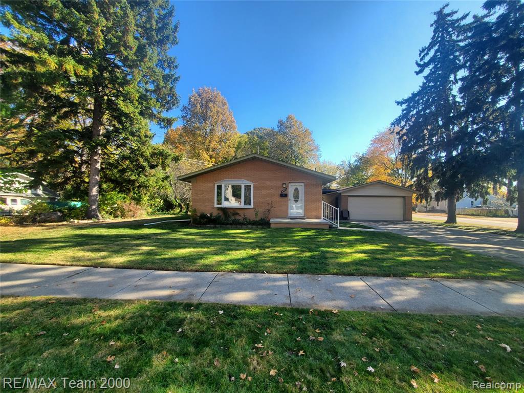 4565 UNIVERSAL Street, Dearborn Heights, MI 48125 — front exterior
