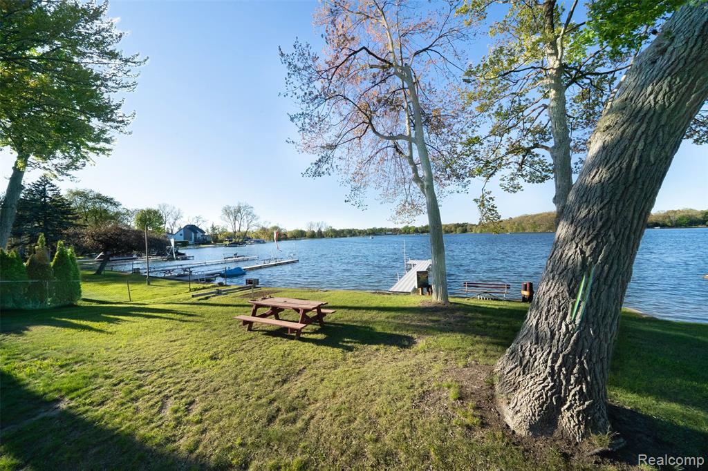 7806 Circle Boulevard, West Bloomfield, MI 48323 — Photo 48