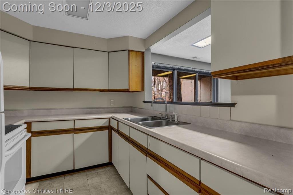 13095 Woodland Trail, Davisburg, MI 48350 — Photo 30