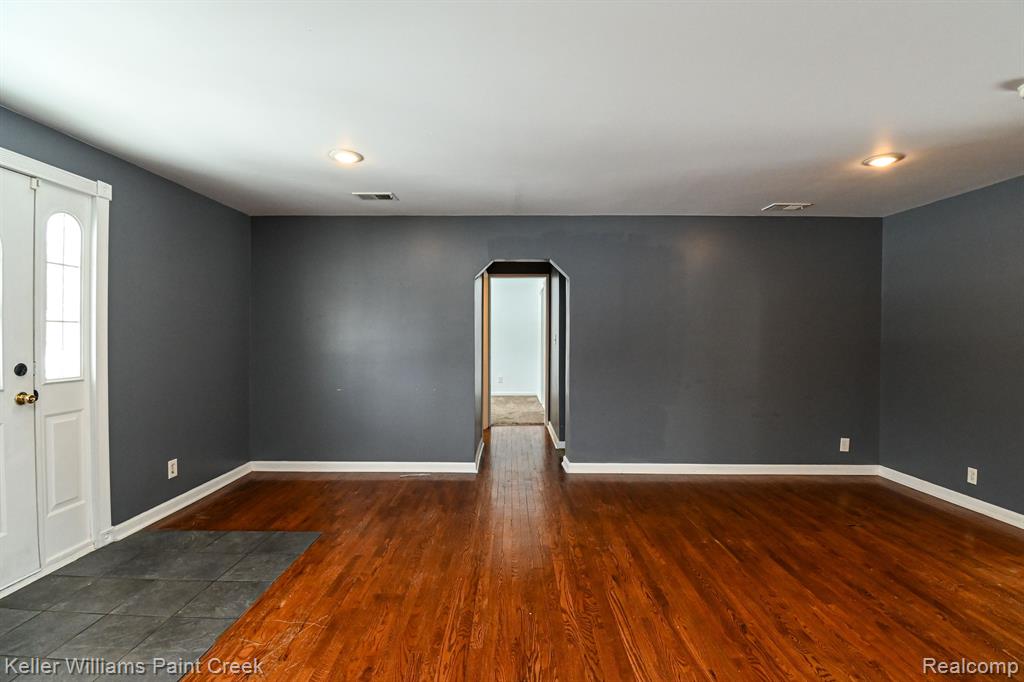 635 JOSLYN Road, Lake Orion, MI 48362 — Photo 7