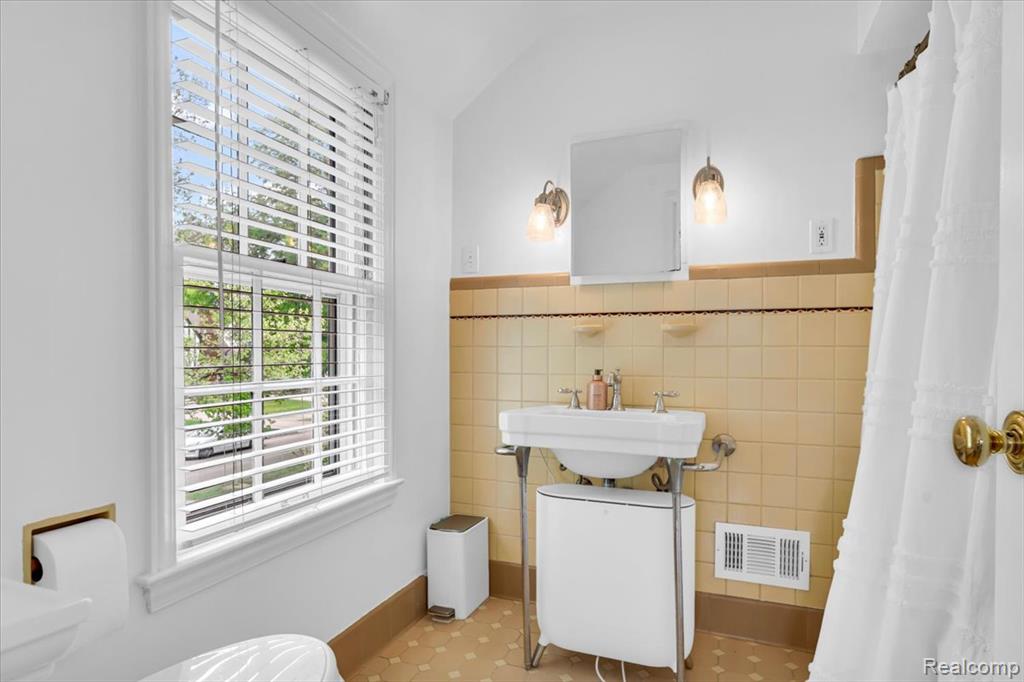 784 University Place, Grosse Pointe, MI 48230 — Photo 34