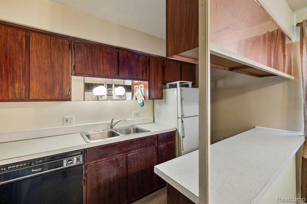 8270 CRESTVIEW Drive, C7, Sterling Heights, MI 48312 — Photo 17
