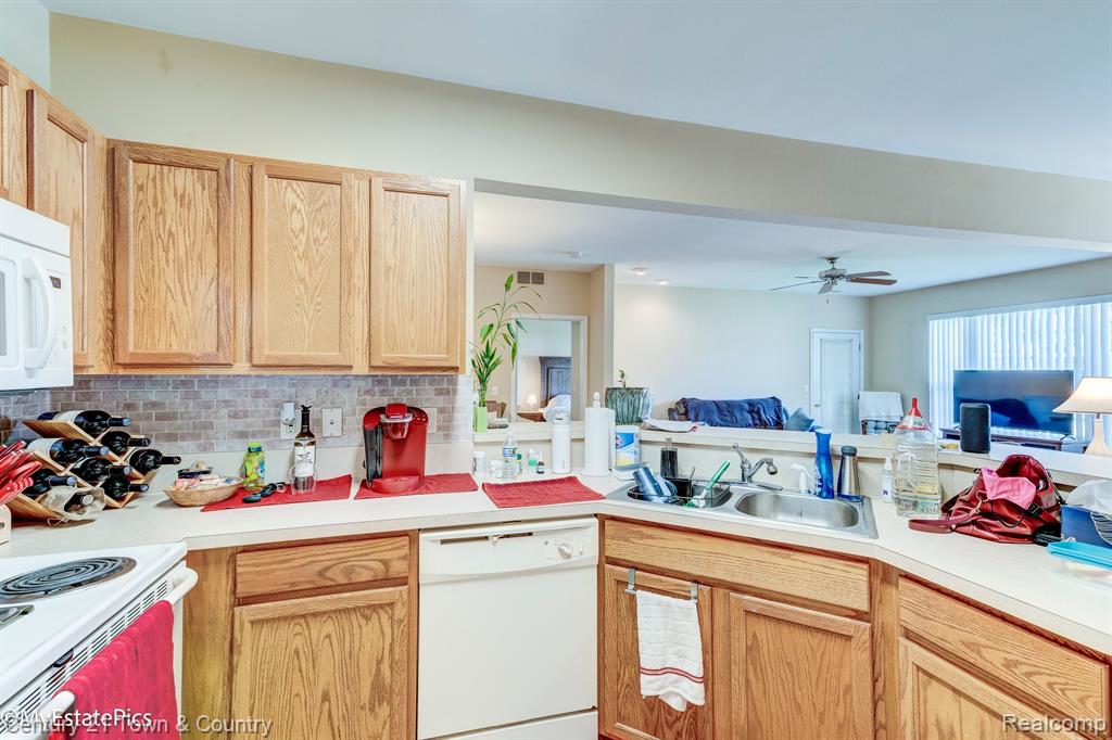 28104 CHESAPEAKE Circle, 334, Walled Lake, MI 48390 — Photo 7