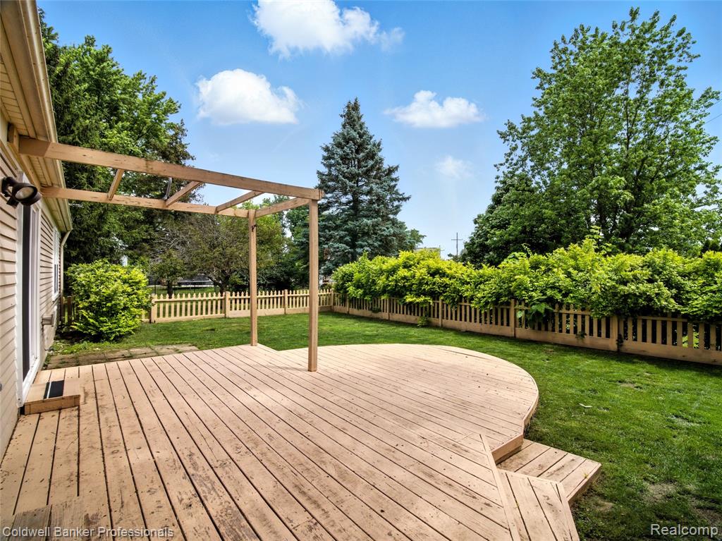 5728 Coach House Court, Waterford, MI 48327 — Photo 20