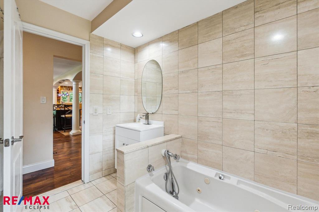5405 Possum Lane, Orchard Lake Village, MI 48324 — Photo 20