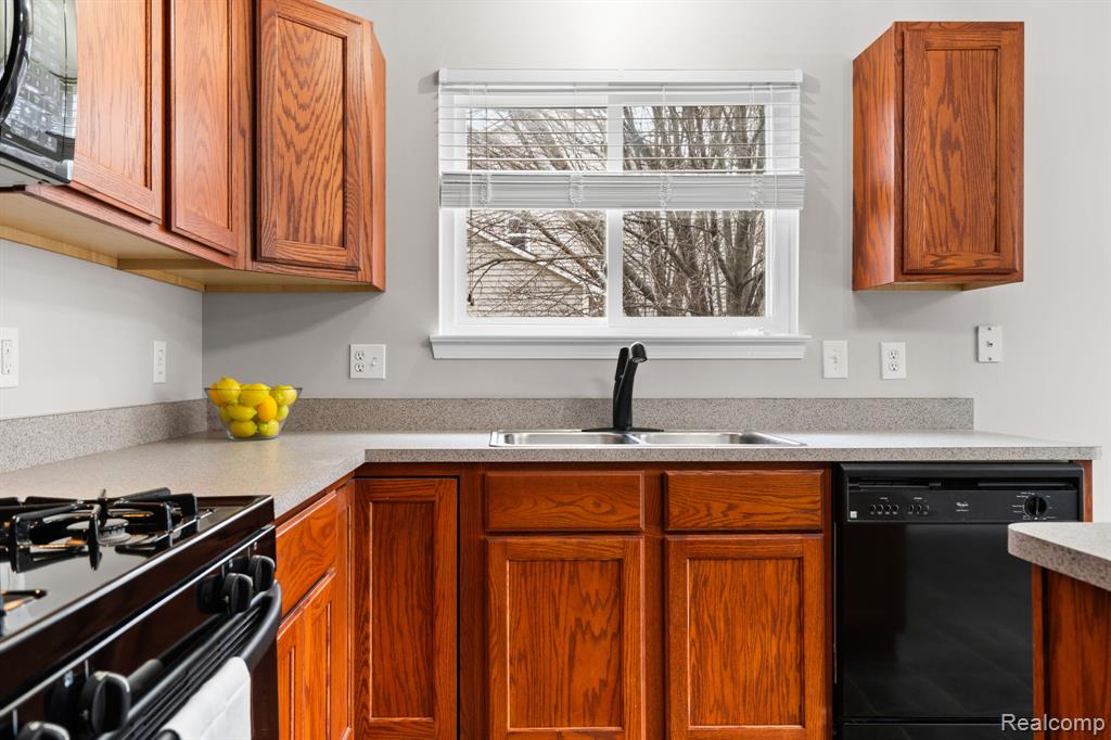 990 Waters Edge Lane, Fenton, MI 48430 — Photo 15
