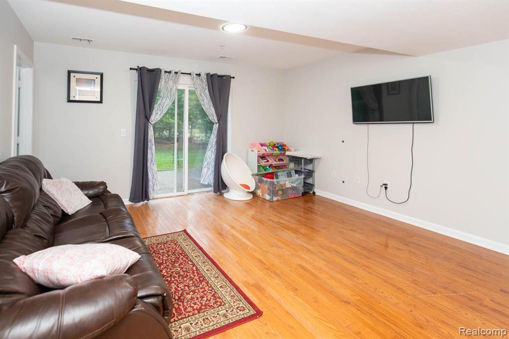 581 CHERRY ORCHARD Road, Canton, MI 48188 — Photo 45
