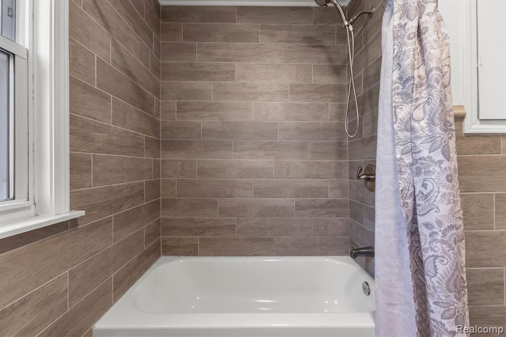 6447 CENTRALIA Street, Dearborn Heights, MI 48127 — Photo 17