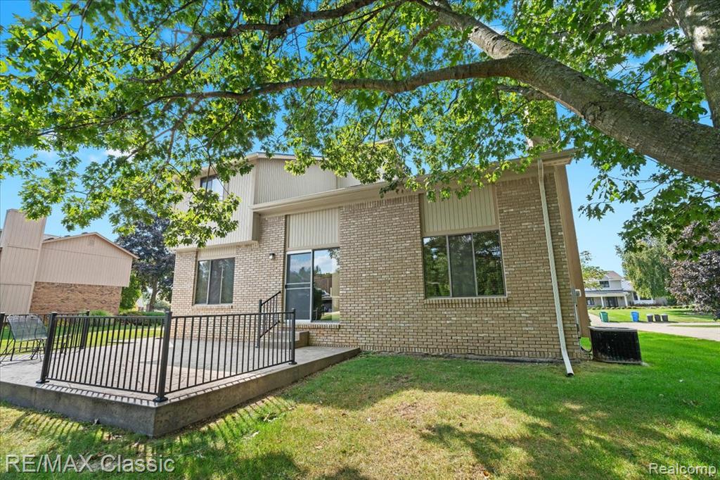 4432 Ravinewood Drive, Commerce Twp, MI 48382 — Photo 40