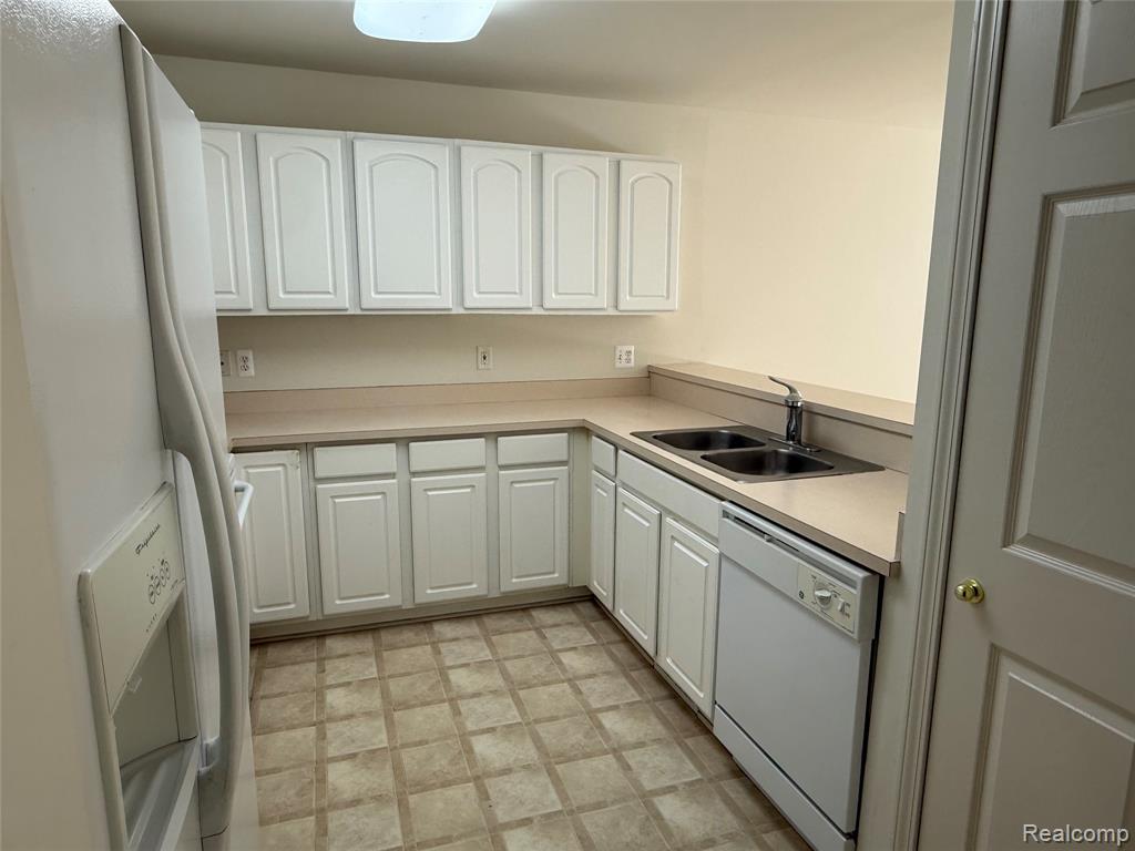 9066 Newport Way, 11, Livonia, MI 48150 — Photo 6