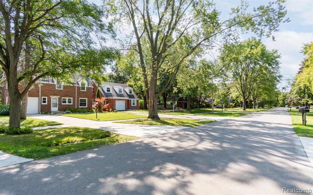 27714 California Drive NE, Lathrup Village, MI 48076 — Photo 30