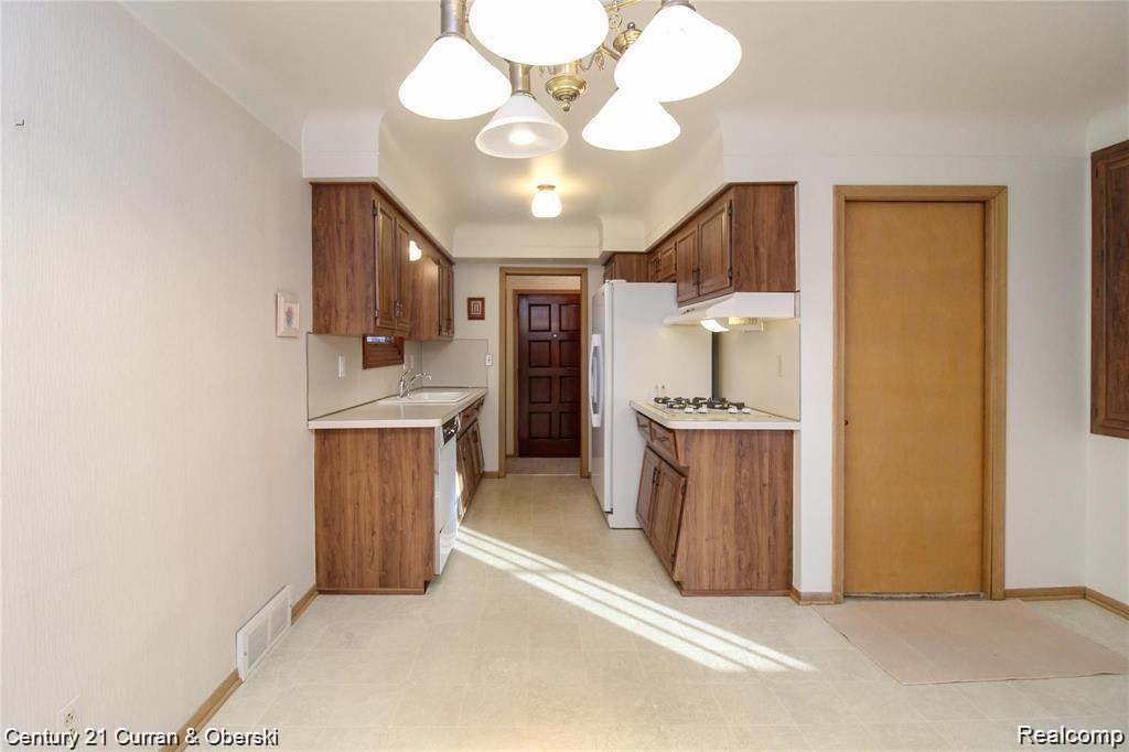 6711 N EVANGELINE Street, Dearborn Heights, MI 48127 — Photo 4