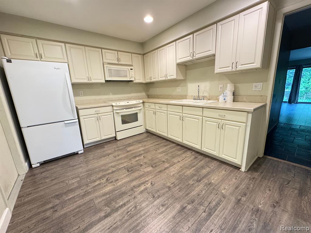 3152 LINDENWOOD Drive, Dearborn, MI 48120 — Photo 5