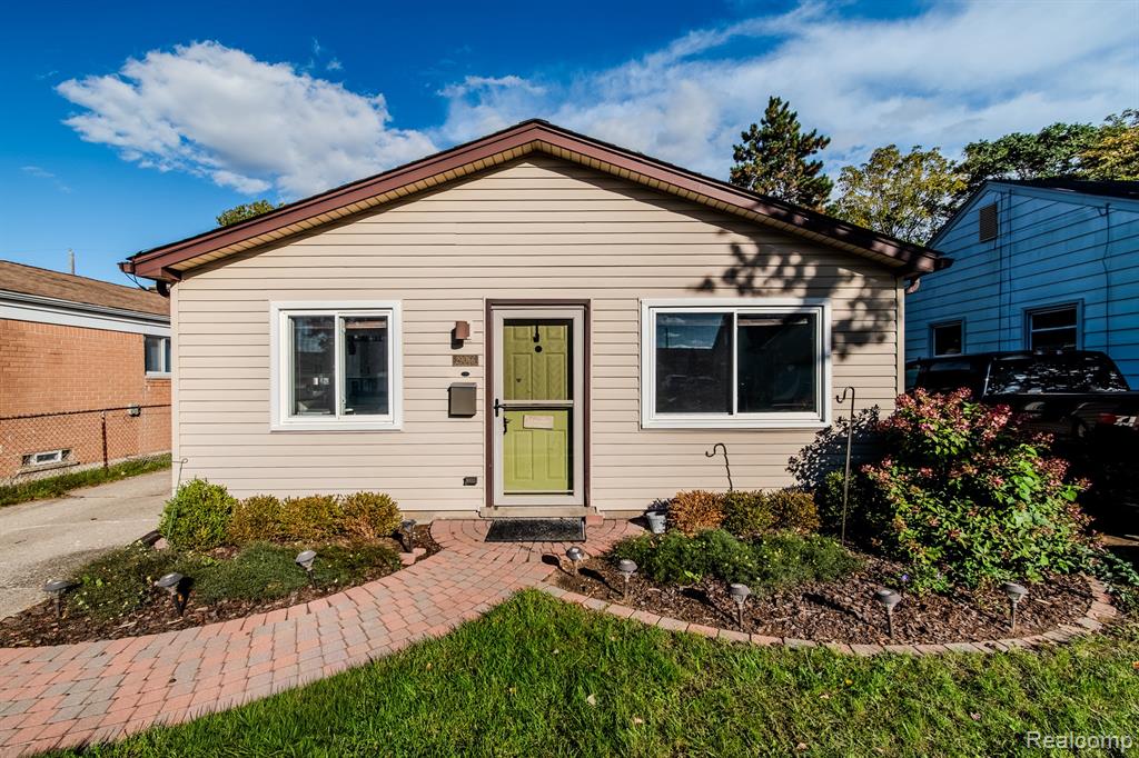 29066 Edward Avenue, Madison Heights, MI 48071
