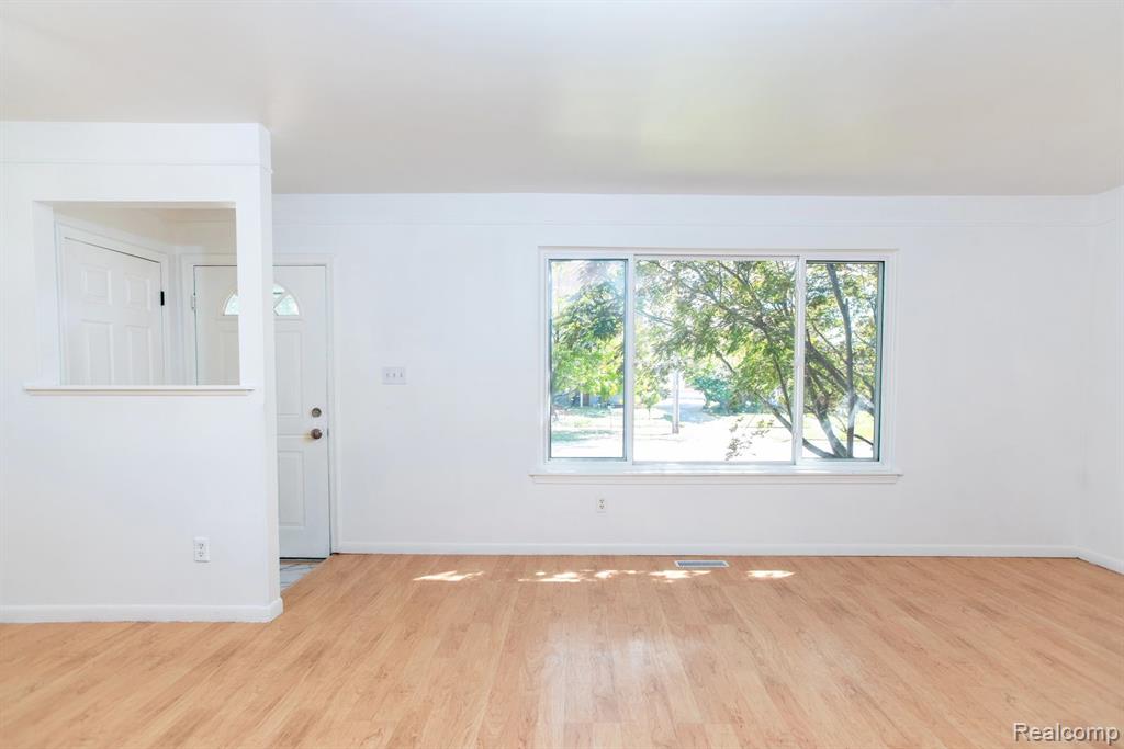 6873 Mayburn Street, Dearborn Heights, MI 48127 — Photo 8