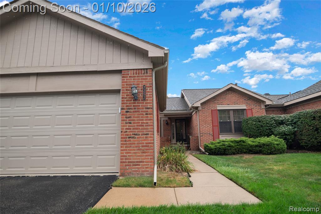 7252 Huntcliff, West Bloomfield, MI — front exterior