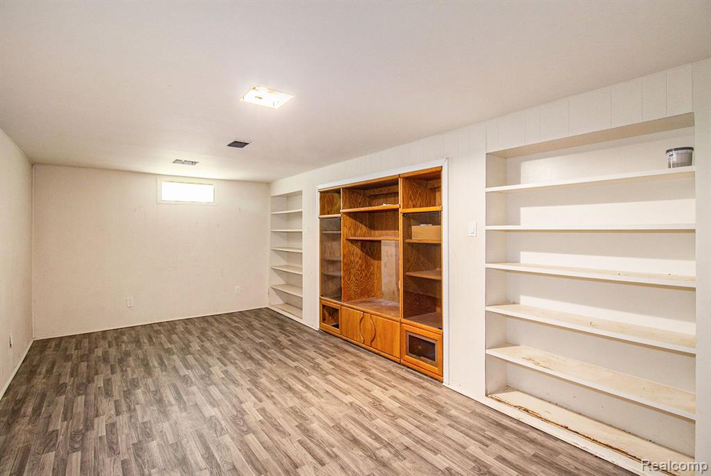 2665 LOS ANGELES Drive, Wolverine Lake, MI 48390 — Photo 19