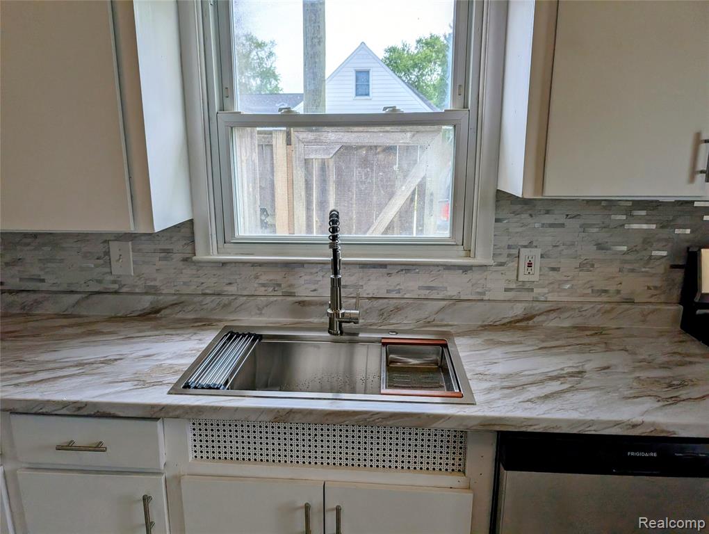 4302 Mandalay Avenue, Royal Oak, MI 48073 — Photo 9