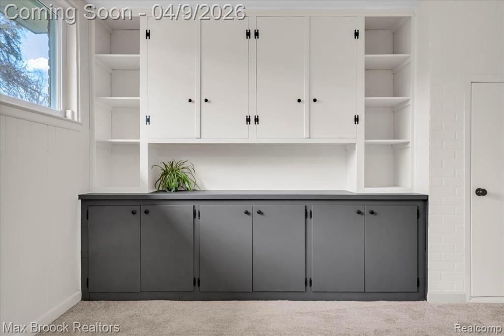 Detailed view of carpet flooring and built in features