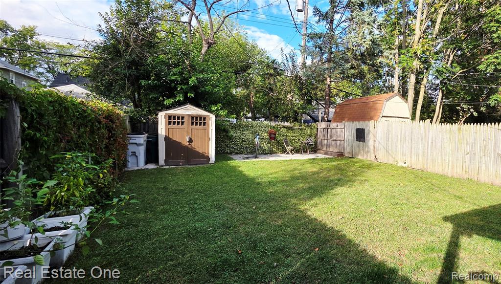 611 E Bernhard Avenue, Hazel Park, MI 48030 — Photo 19