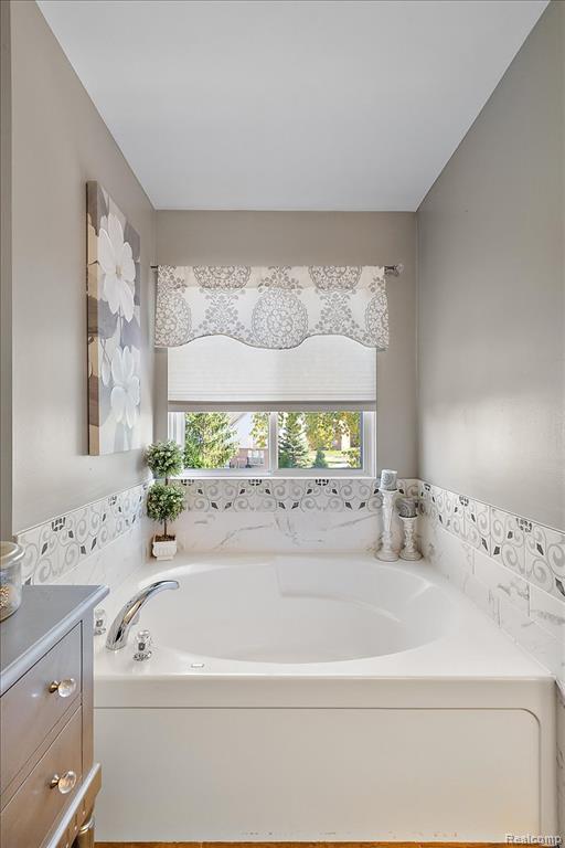 42512 Beechwood Drive, Sterling Heights, MI 48314 — Photo 32