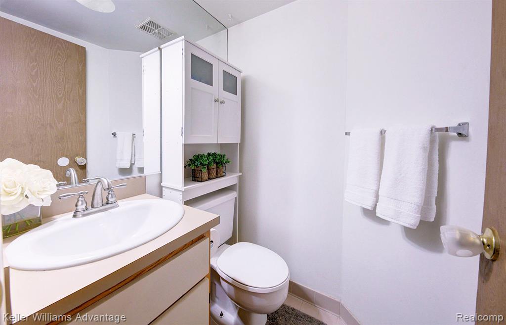 1612 WIMBLEDON Drive, Walled Lake, MI 48390 — Photo 13