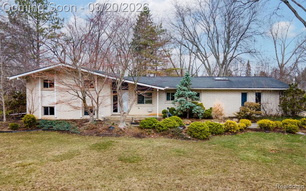 5832 Shaun Road, West Bloomfield, MI — front exterior
