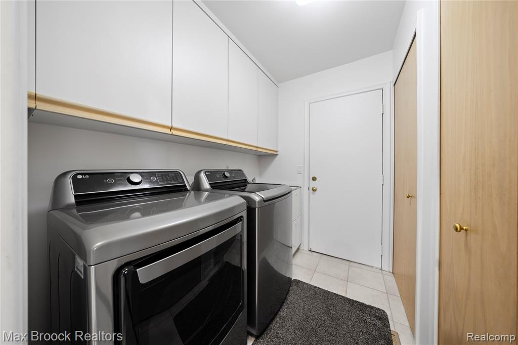 4933 Woodcliff Hill Road N, West Bloomfield, MI 48323 — Photo 32
