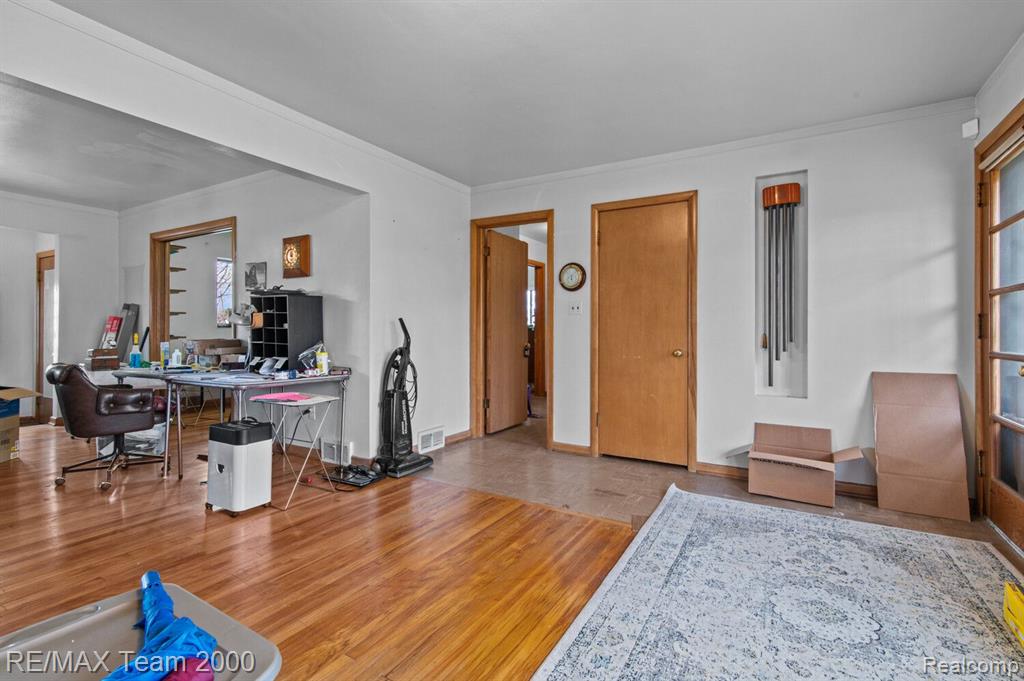 675 WOODCREST Drive, Dearborn, MI 48124 — Photo 7