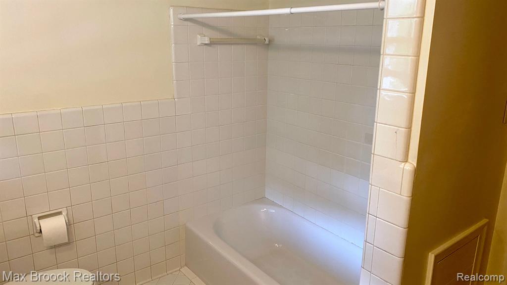 5291 DEEP WOOD Road, Bloomfield Hills, MI 48302 — Photo 18