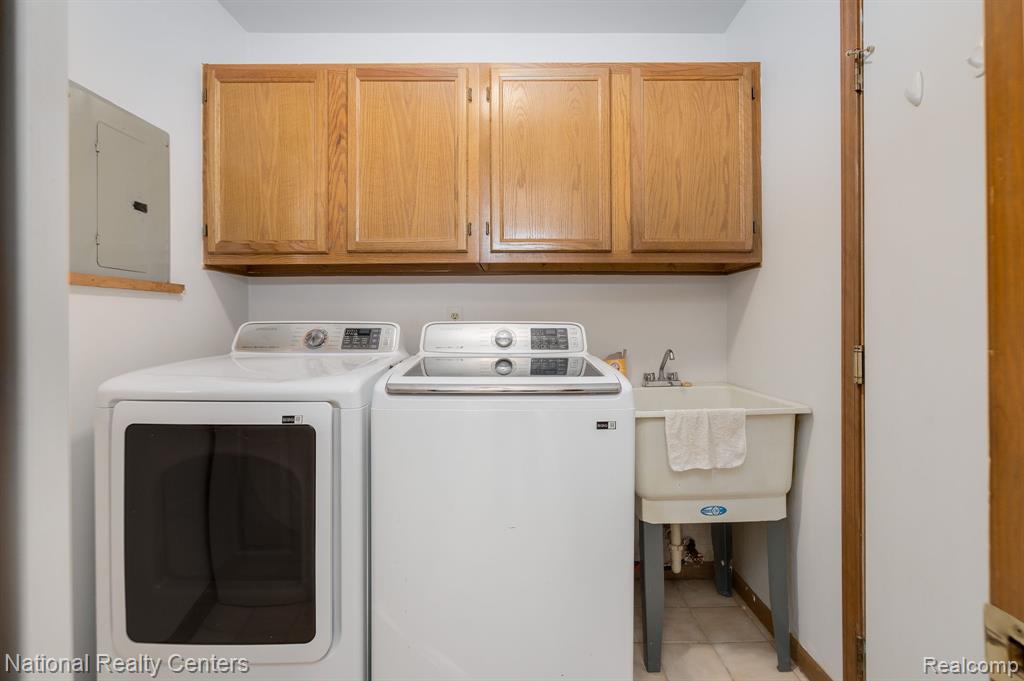 405 Pineview Court, Saint Clair Shores, MI 48081 — Photo 21