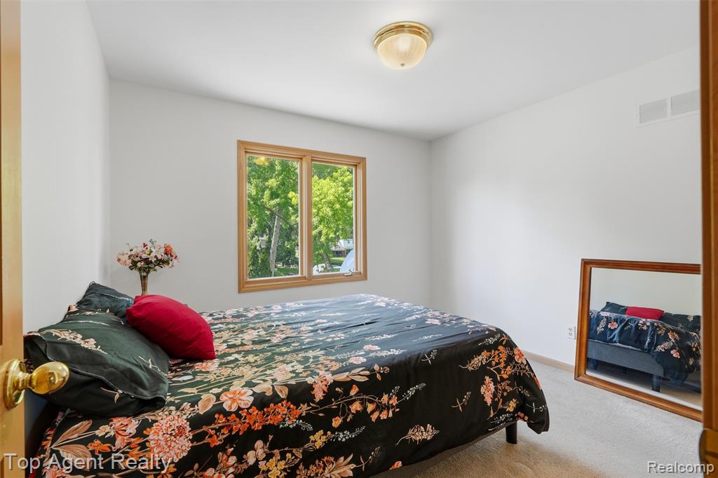 52825 Seven Oaks Drive, Utica, MI 48316 — Photo 31