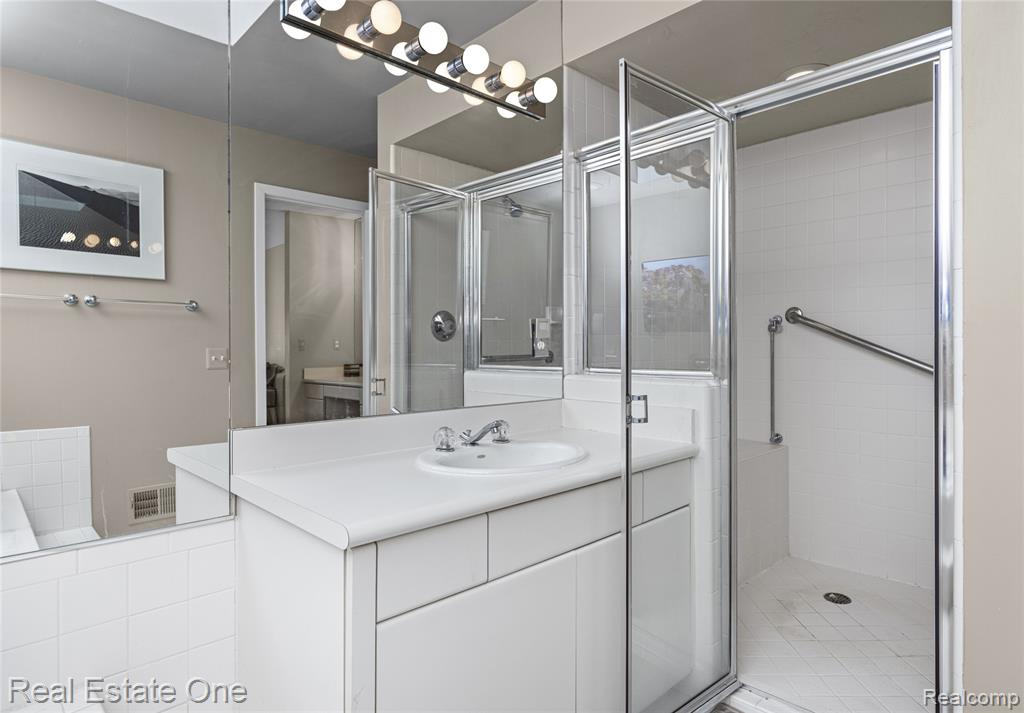 5000 Mirror Lake Court, 19, West Bloomfield, MI 48323 — Photo 33