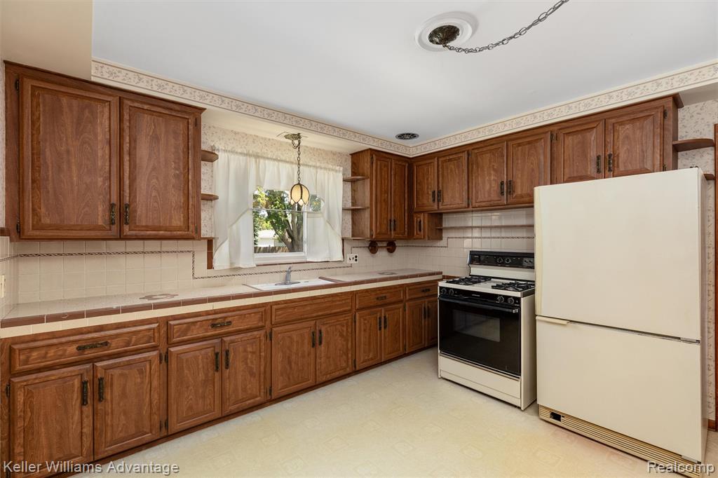 7320 Colonial Street, Dearborn Heights, MI 48127 — Photo 11