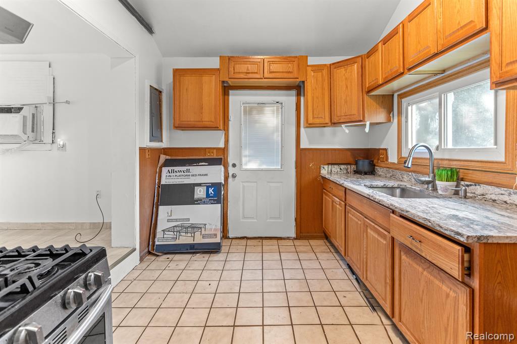 4500 Katherine Street, Dearborn Heights, MI 48125 — Photo 10