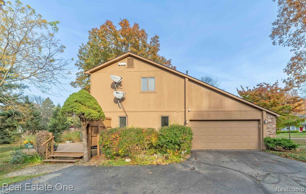 8260 ENGLEWOOD Drive, Clarkston, MI — Photo 10