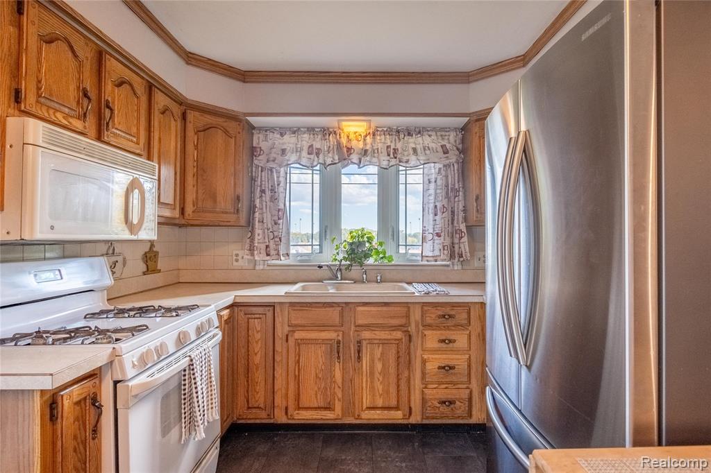 908 W Elmwood Avenue, Clawson, MI — Photo 10