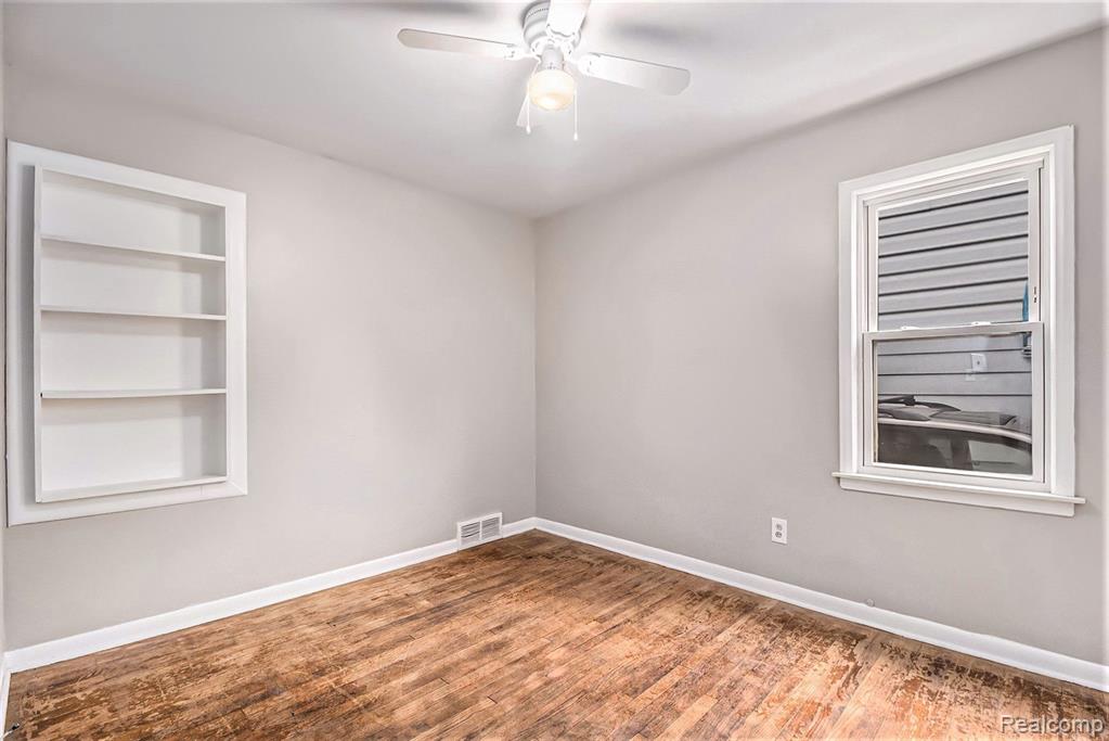 953 E BRICKLEY Avenue, Hazel Park, MI 48030 — Photo 8