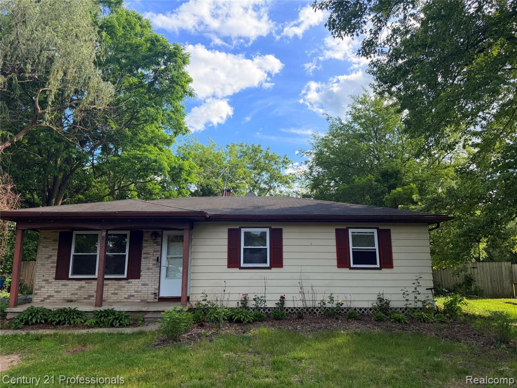 317 Crescent Avenue, Holly, MI 48442 — front exterior