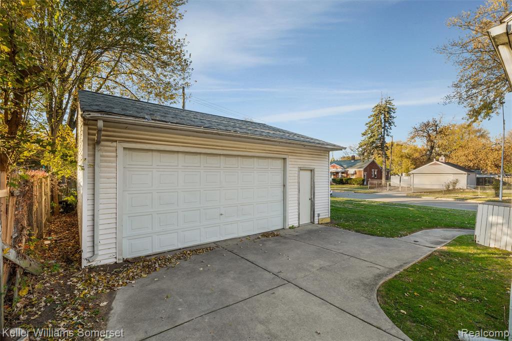 19239 Beaconsfield Street, Harper Woods, MI 48225 — Photo 24