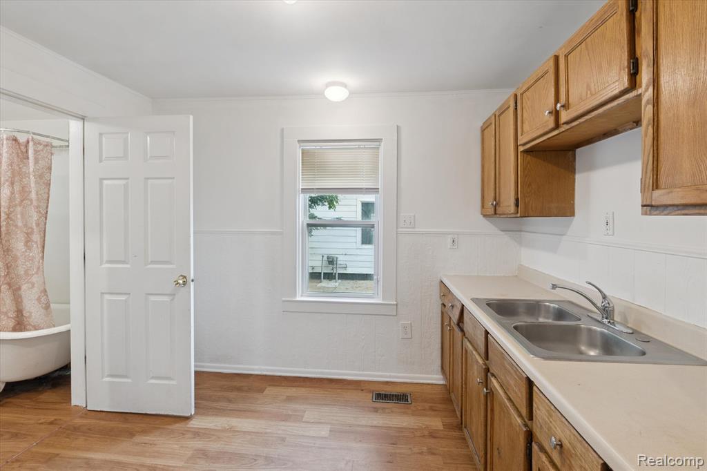 7028 PACKARD Avenue, Warren, MI 48091 — Photo 9