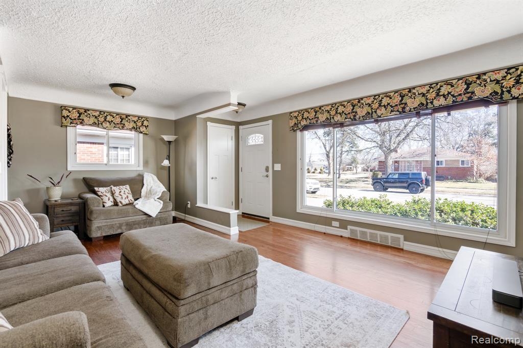 24263 Marine Avenue, Eastpointe, MI 48021 — Photo 3