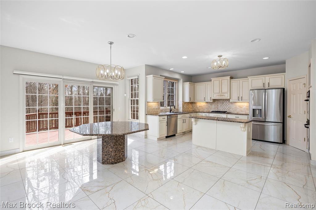7083 Chatham Court, West Bloomfield, MI — Photo 15