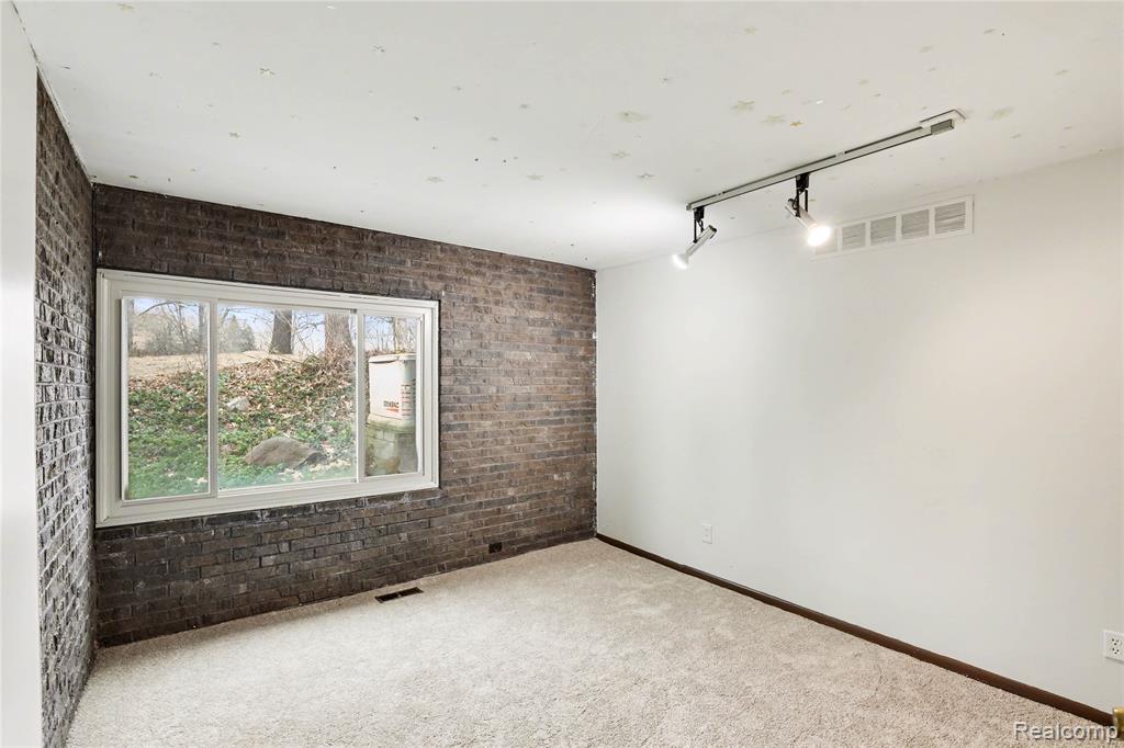 13490 Lakebrook Drive, Fenton, MI 48430 — Photo 24
